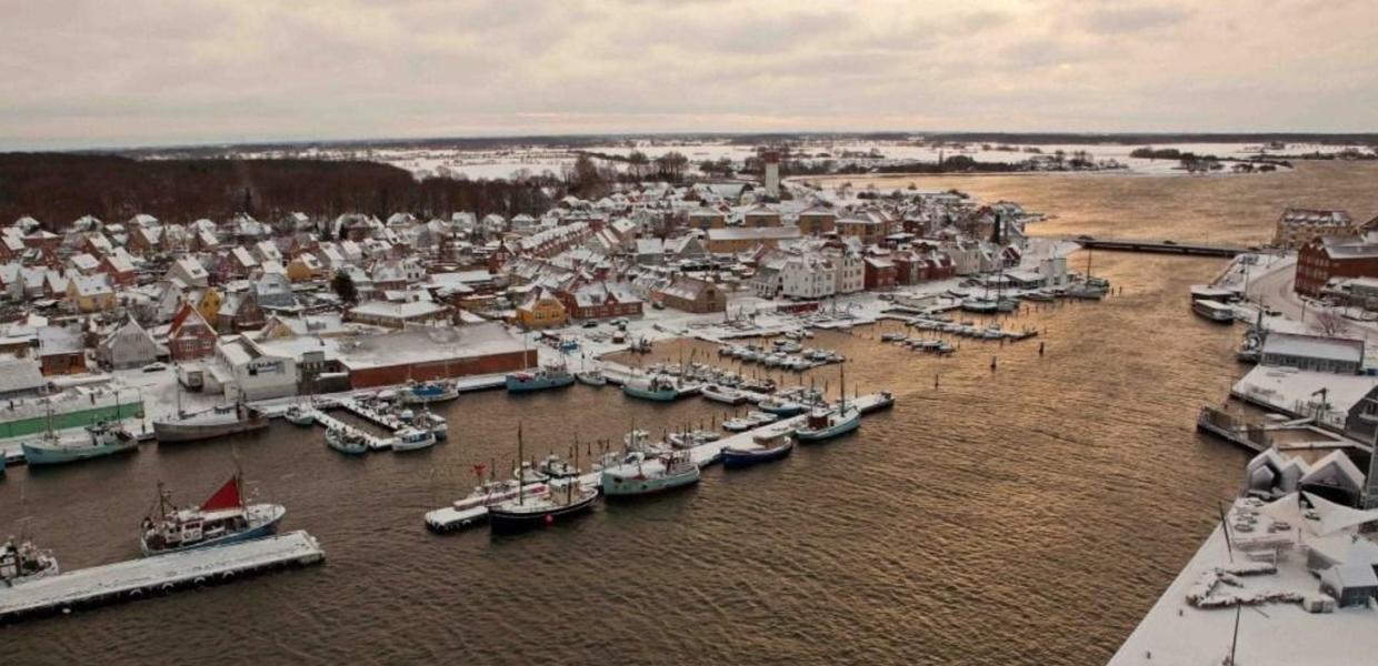 Dronefoto over Kerteminde, der er klædt i hvidt pga. sne.