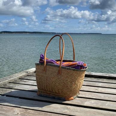 Strandtaske på Sydstrandens badebro i Kerteminde med havet og himlen i baggrunden. 