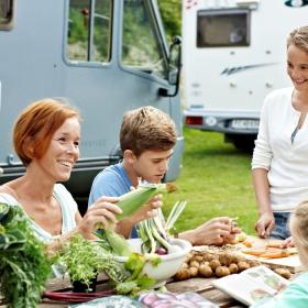 familie forbereder mad på campingplads