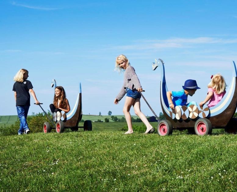 Børn leger ved vikingemuseet ladby