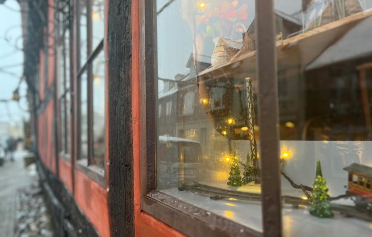 Juleudsmykning i vinduet i Farvergården i Kerteminde